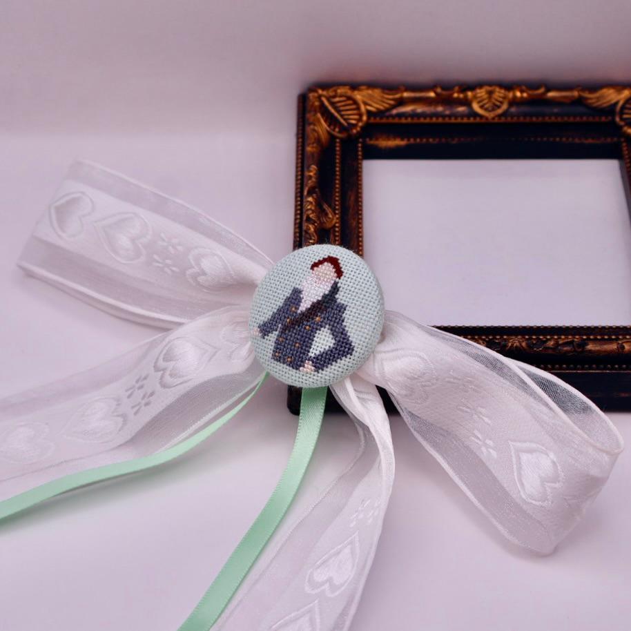 美しい紳士 くるみボタンの華やかなヘアリボン クロスステッチ刺繍1枚目の画像